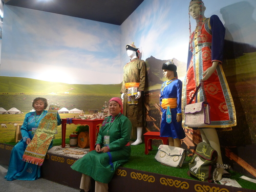 蒙古族服饰展区：传承人斌巴和格日勒图娅.jpg