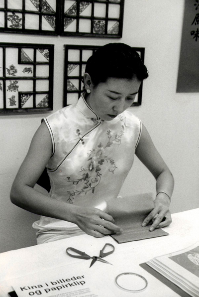 1998年要红霞在丹麦王图书馆画廊举办个人剪纸作品展。.jpg