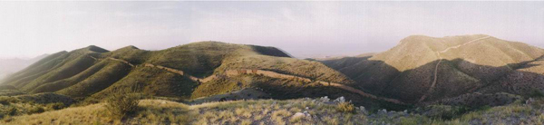 秦长城全景.jpg