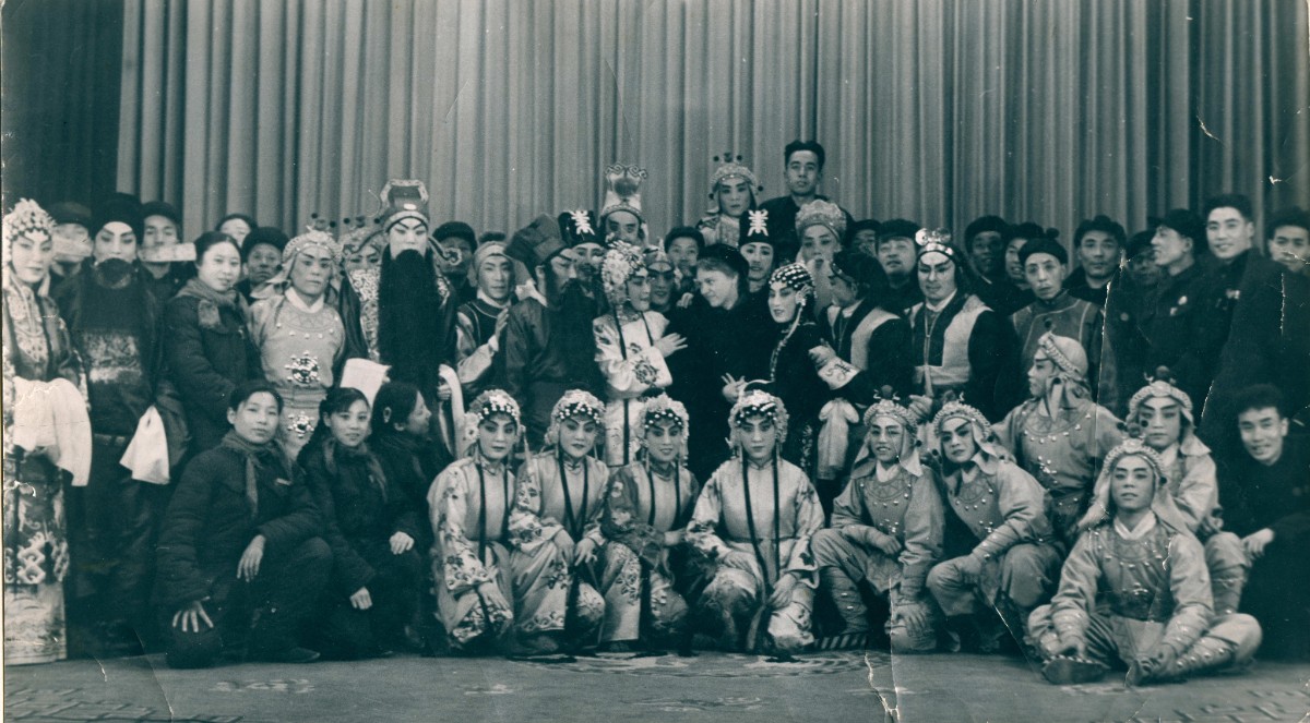 1956年12月-包头市晋剧一团赴京在中和戏院演出《梵王宫》时，与苏联专家合影.jpg